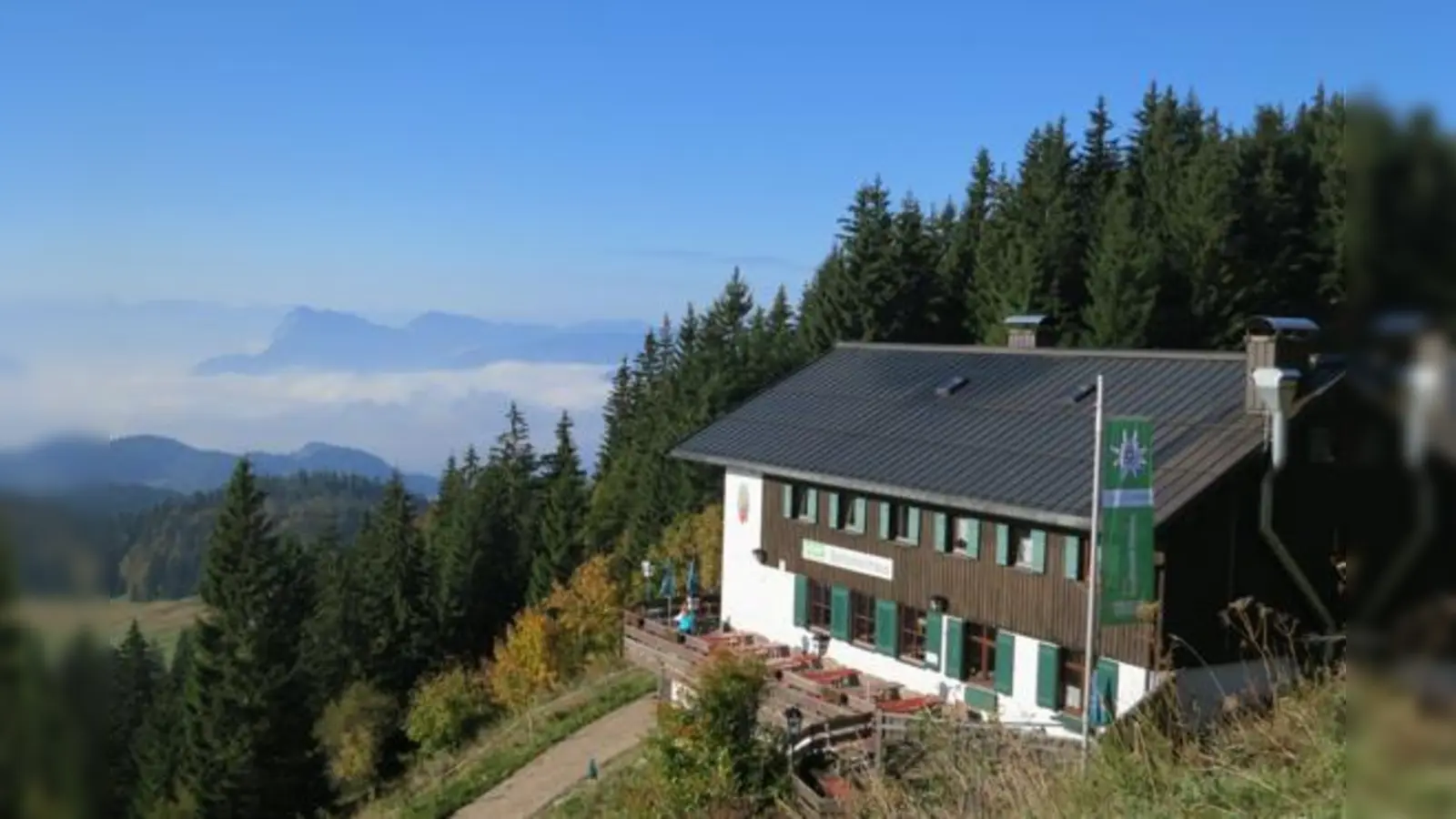 Das Spitzsteinhaus liegt idyllisch auf 1.252 m mitten im schönen Chiemgau.	 (Foto: Petra Wiedemann)