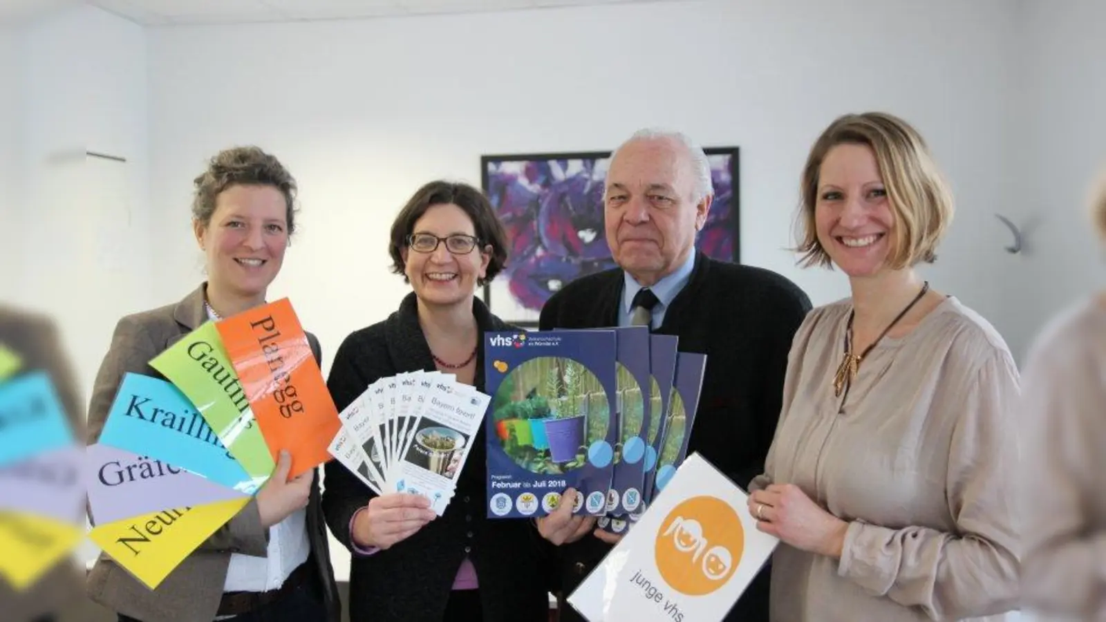 Veronika Wagner, Carola Albrecht und Susanne Reicheneder (v.l.) sowie Vorstandsvorsitzender Jochen Schwerdtner präsentierten das neue VHS-Programm bis Sommer. (Foto: us)
