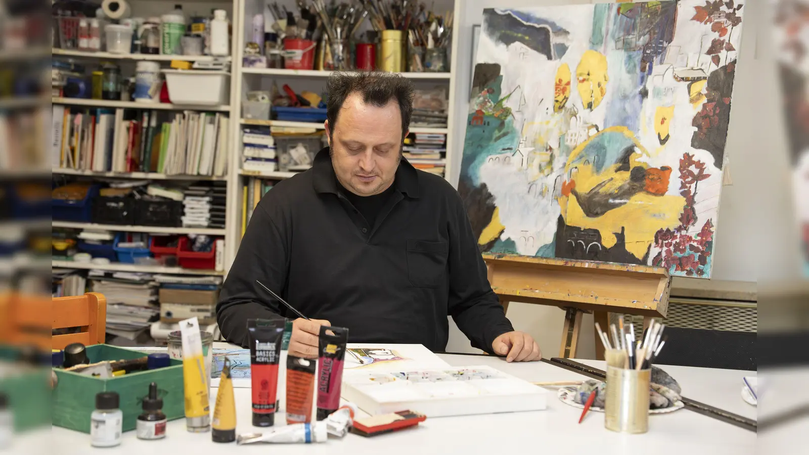 Konzentriert am Werk: Werner Paulini, Vorstand von Kunst in Sendling e.V., in seinem Atelier. (Foto: Paulini)