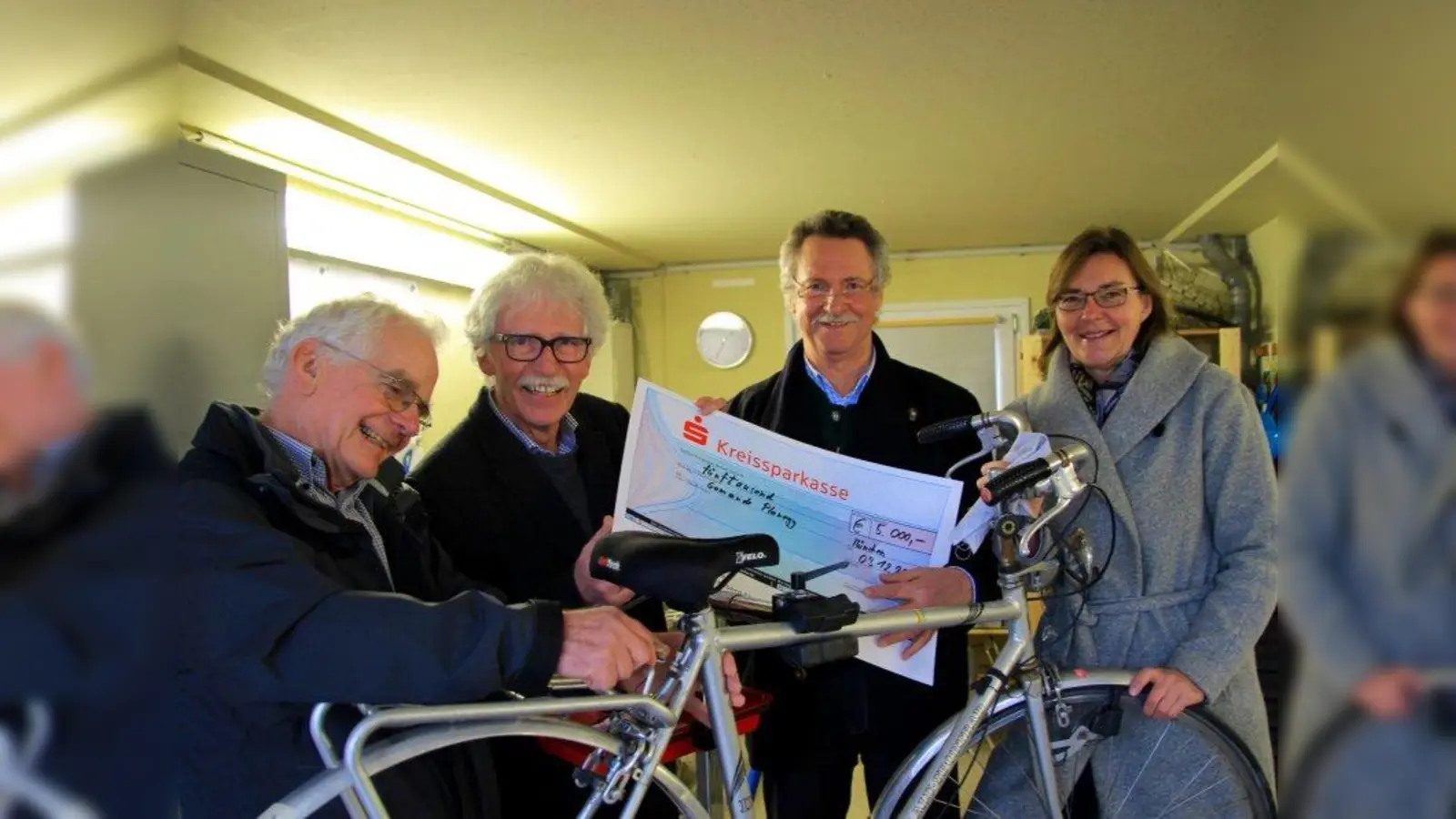 Willkommene Finanzspritze für die Radlwerkstatt: Mobilitätsreferent Roman Brugger und Bürgermeister Heinrich Hofmann (Mitte, v.l.) überreichen den Scheck von 5.000 Euro an Volker Haberland und Beate Dürrschmidt von Miteinander e.V. als Träger der Schrauberhütte. (Foto: us)