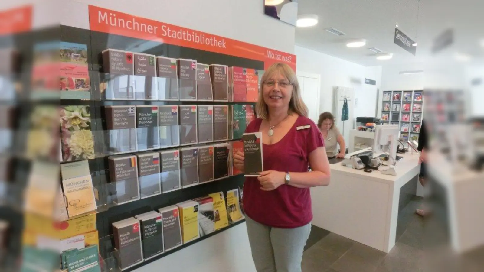 Fast alle Besucher finden hier Informationen über die Bibliothek in ihrer Muttersprache - „und fühlen sich gleich angesprochen”, freut sich Leiterin Maria Stotz. (Foto: ds)