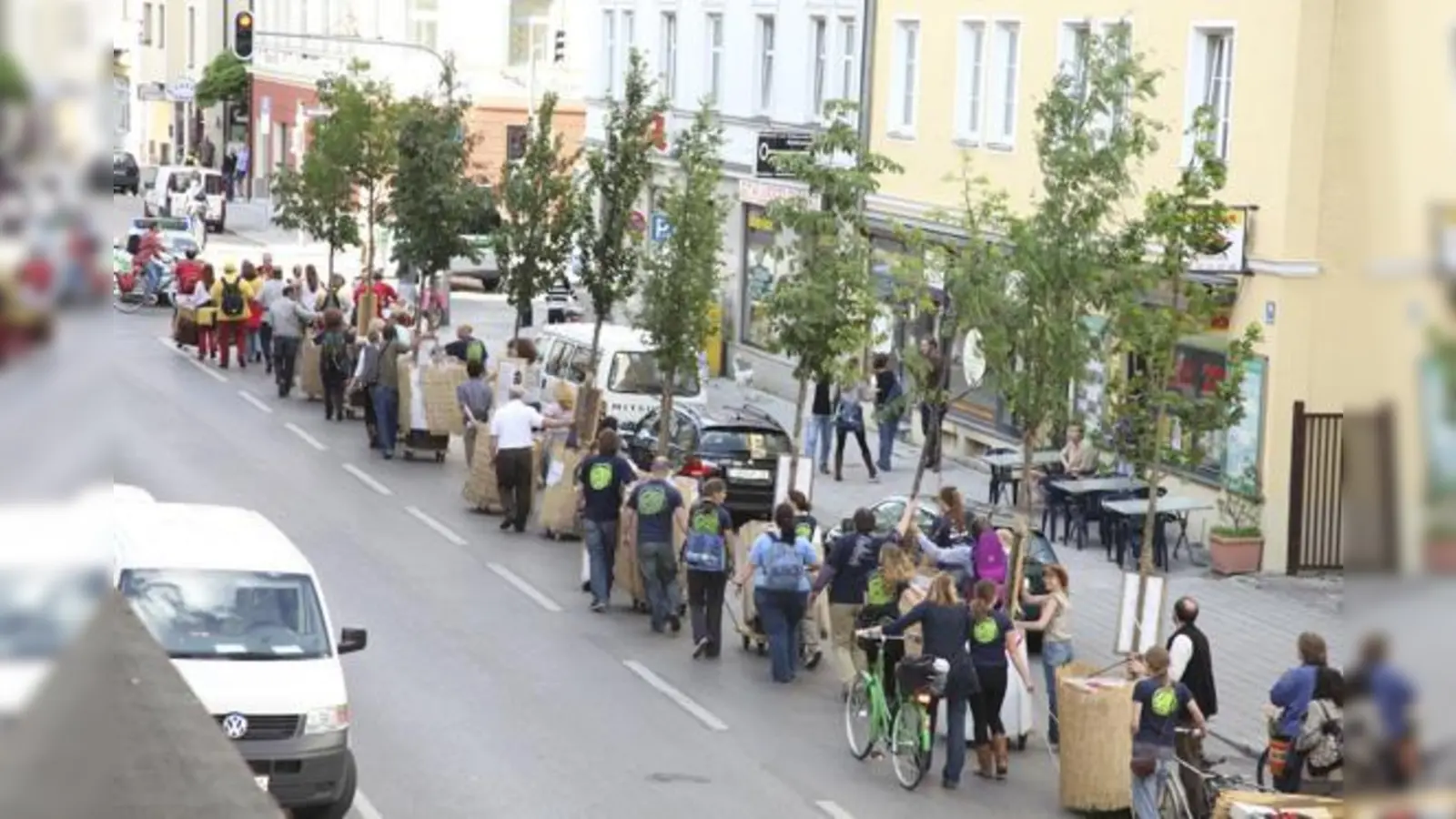 Bildunterschrift(en): &amp;#65279;Die Wanderbaumallee gibt es bereits seit 20 Jahren in München. 	 (Foto: Green City)