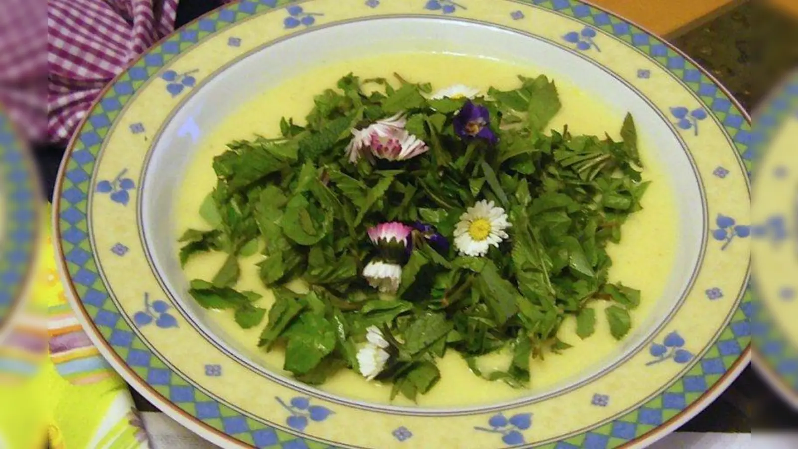 Aus Blüten und Kräutern lassen sich zauberhafte Produkte herstellen - unter anderem ein feines Kräutersüppchen. (Foto: Gemeinschaftsgarten O'pflanzt is!)