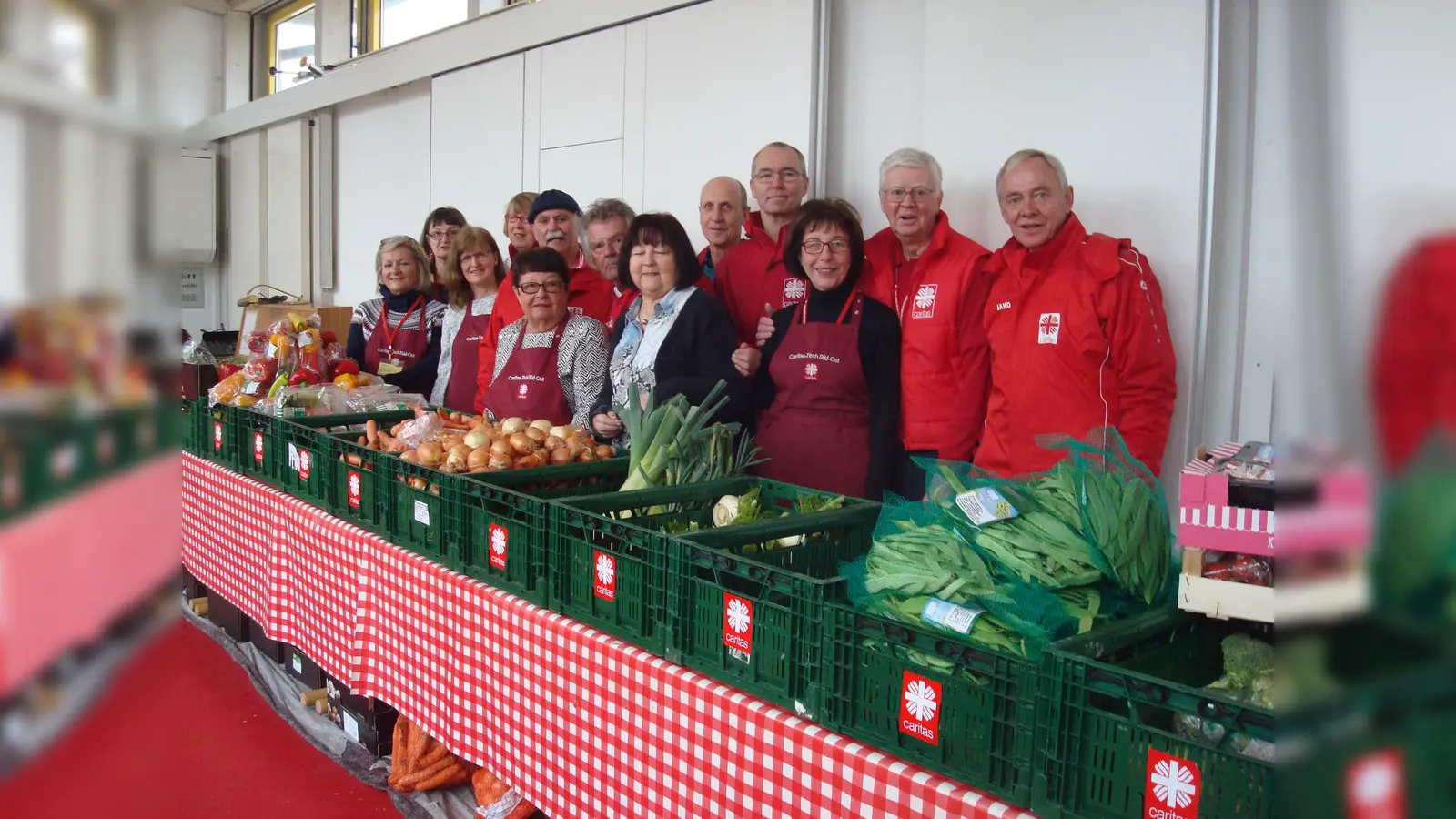 Das Team der Ehrenamtlichen Mitarbeiter, die jeden Freitag im Pfarrsaal von St. Magdalena gespendete Lebensmittel an Bezugsberechtigte abgeben.<br> (Foto: VA)
