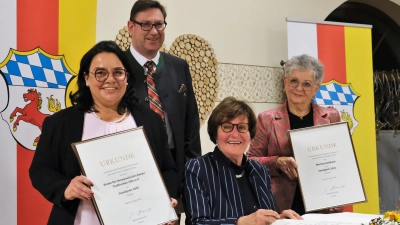 Bei der Unterzeichnung des goldenen Buches des Landkreises Erding v.l. Sosa Balderanou, Landrat Martin Bayerstorfer, Staatsministerin a.D. Christa<br>Stewens, Marlene Hohlbach. (Foto: LRA Erding)