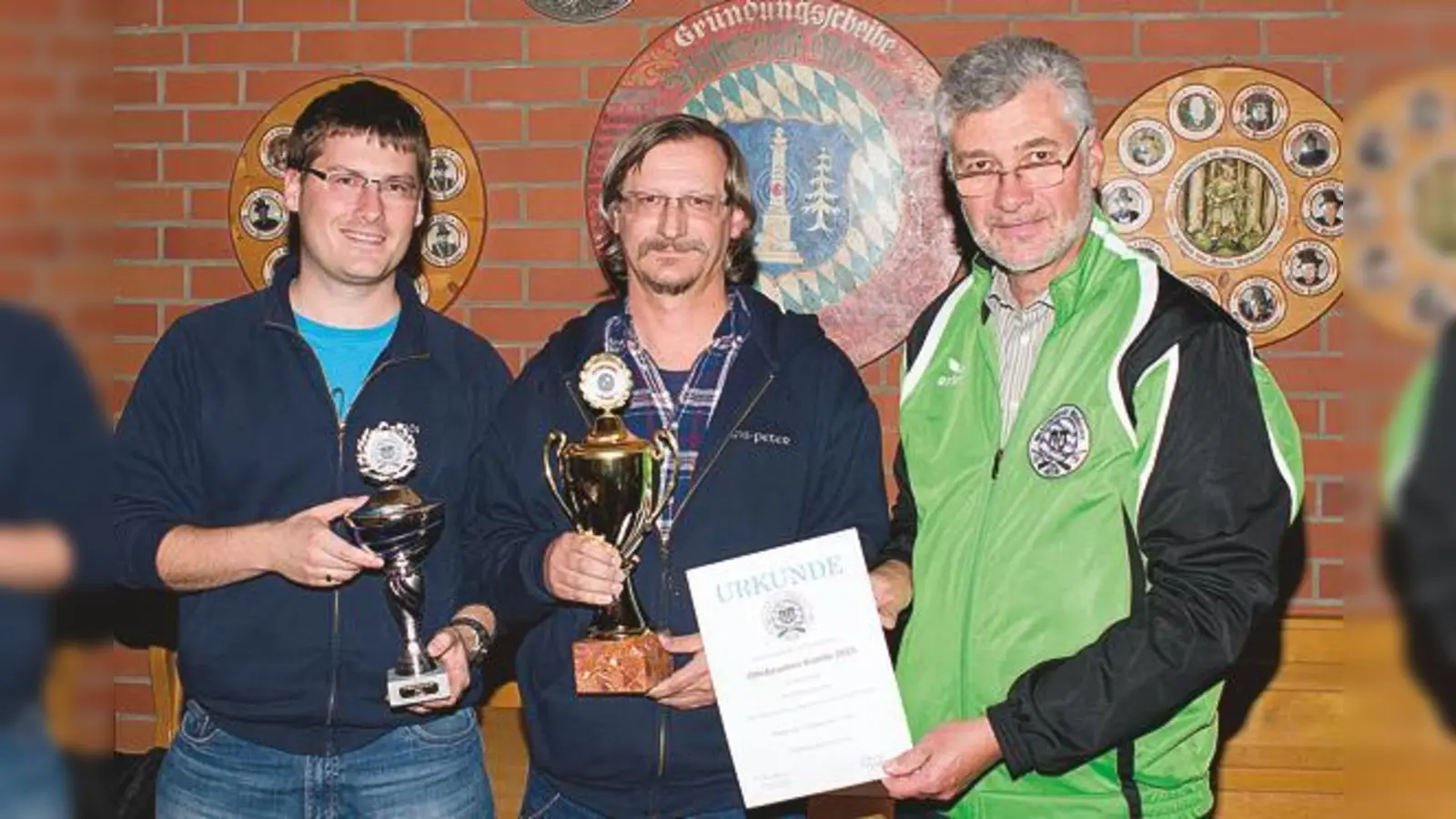 Schießsportleiter Michael Oberndorfner (rechts) gratuliert dem Gewinnerteam Andreas Singer (links) und Hans-Peter Dah- mann von der ESV München Ost 3 (es fehlt Martin Mitter- maier).                                                           	 (Foto: Frank G)