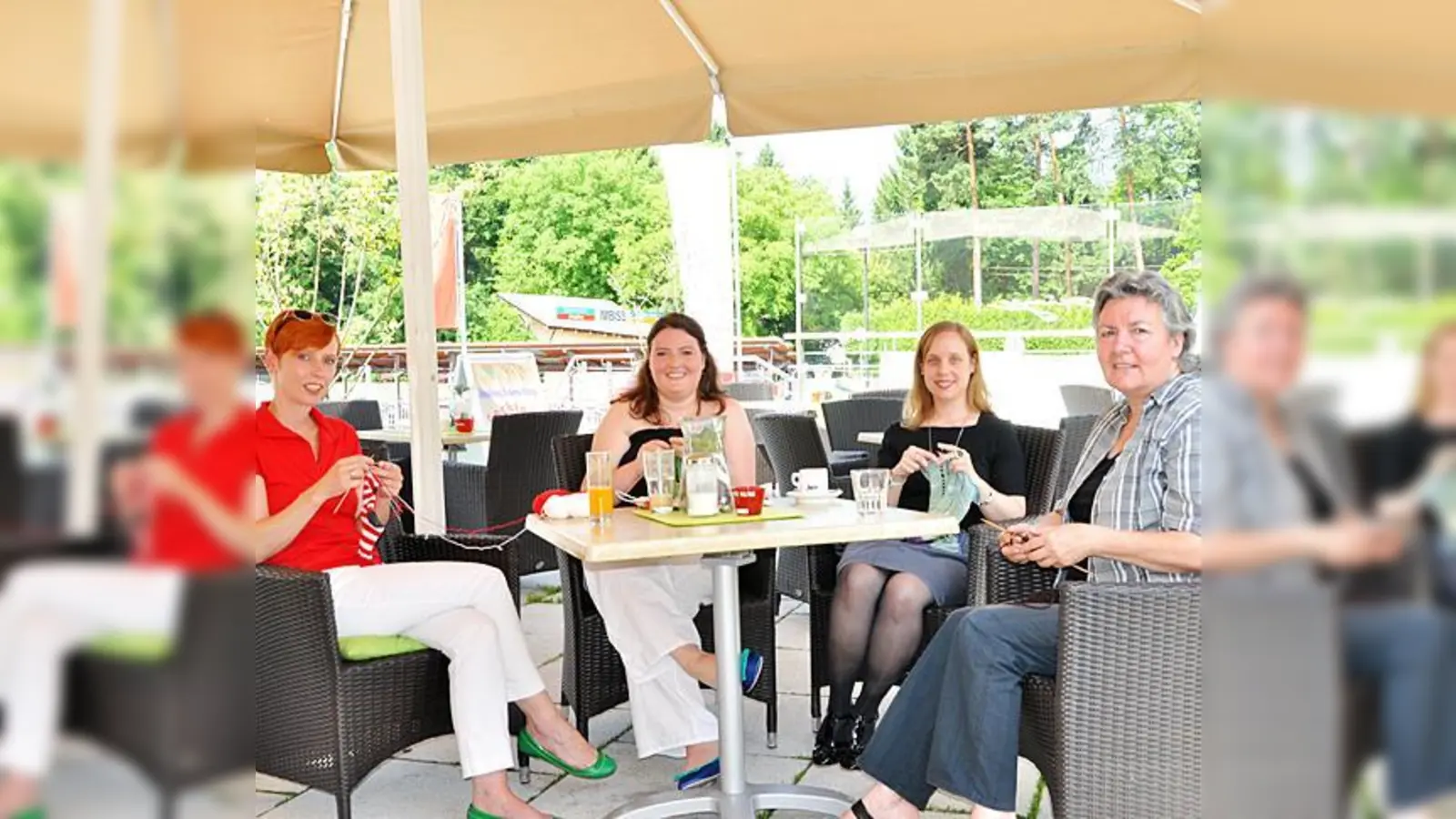 Beate Pracht, Corinna Schlögl, Katharina D. und Gaby Schlögl (v.l.) hoffen, dass sich bald noch mehr Strickbegeisterte zu ihren Treffen einfinden.  (Foto: Sybille Föll)