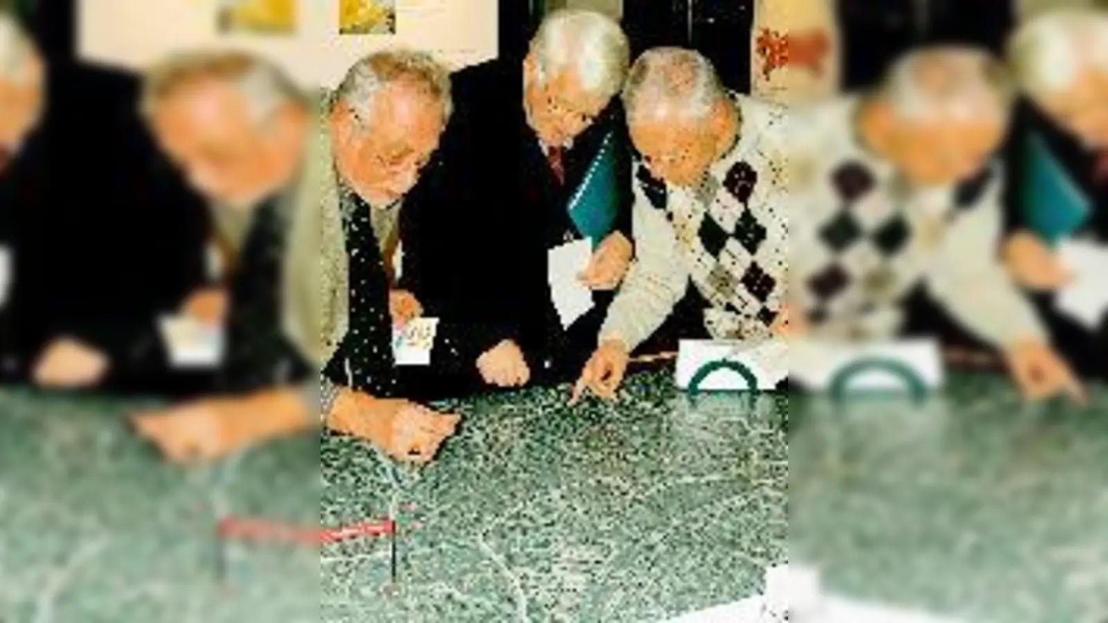 Die Vorsitzenden der Bezirksausschüsse Berg am Laim, Ramersdorf-Perlach  und Obergiesing, Josef Koch, Klaus Bode und Horst Walter, (v. li.), markieren Wohnort und Mängel in den Stadtteilen am »Spurentisch«. (Foto: Planungsreferat)