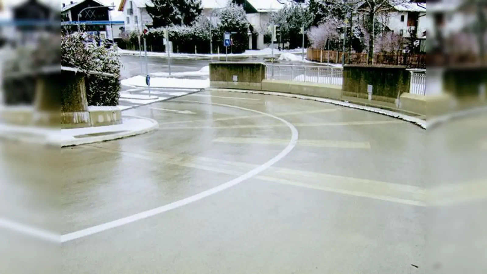 Um Unfällen vorzubeugen, wird die Auffahrtsrampe zur Sauerlacher Park &amp; Ride Anlage elektrisch beheizt. Der immense Stromverbrauch ist der Grünen-Fraktion ein Dorn im Auge.  (|Foto: Pietsch)