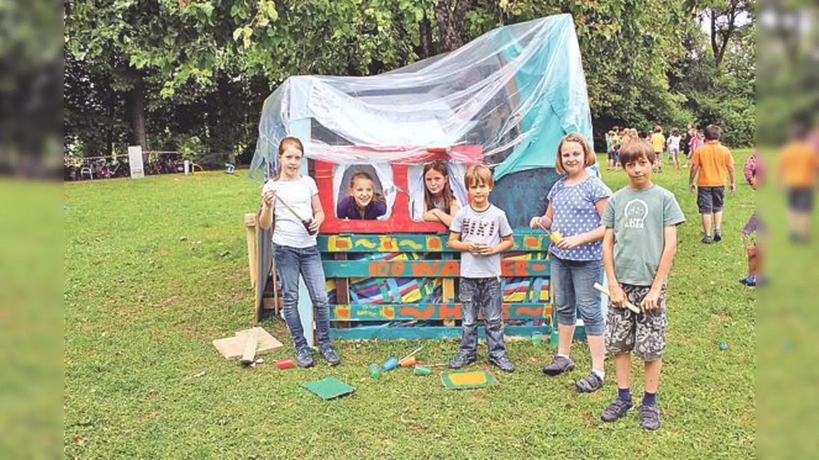Bretter, Pappe, alte Stoffe und bunte Farben: Die Grundschulkinder konnten ihrer Kreativität in den Ferien freien Lauf lassen. 	 (Foto: VA)