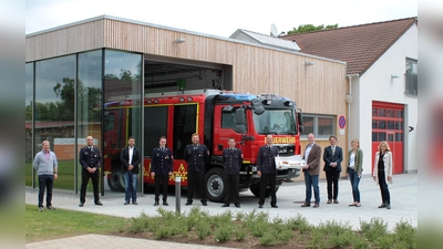 Schlüsselübergabe mit Abstand: Florian Huhndt, Markus Föstl, Alexander Grund, Benedikt Weber, Stephan Föstl, Roland Kronberger, Andreas Garhammer, Bürgermeister Leonhard Spitzauer, Ralf Schloemilch, Katharina Koopmann-von Weymarn und Brigitte Littke (v.li.). (Foto: Gemeinde Vaterstetten)