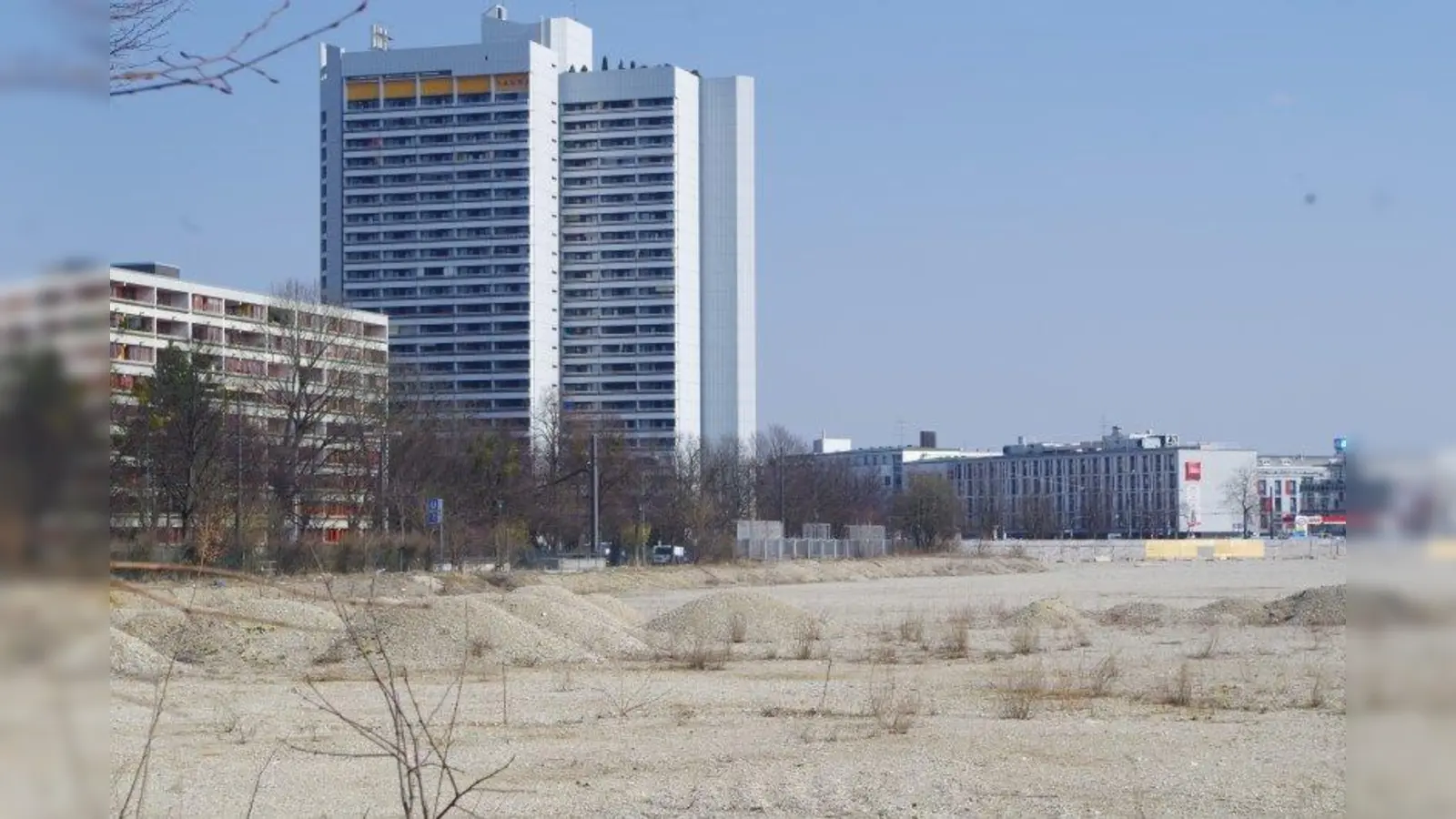Auf dem Areal an der Zschokkestraße sollen langfristig neue Wohnungen entstehen. Einen konkreten Zeitplan für den Baubeginn sowie die Fertigstellung der Wohnungen könne man nach Angaben des Referats für Stadtplanung und Bauordnung jedoch noch nicht festlegen. (Foto: kö)