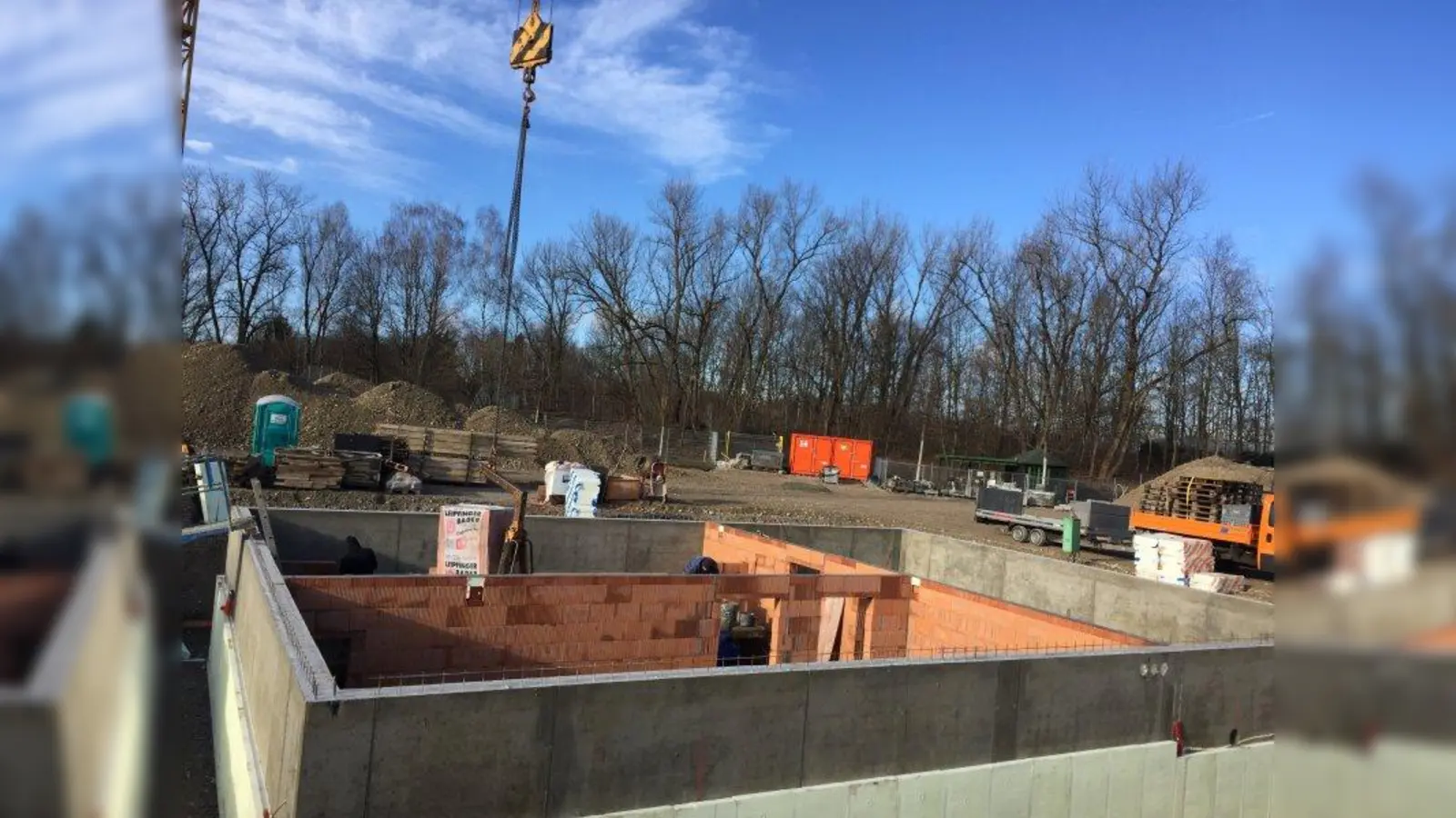 Das Fundament steht bereits. Beim Frühlingsfest am 29. April soll Pfarrer Rainer Maria Schießler die erste Weihe der Baustelle vornehmen. (Foto: Petra Strauch)