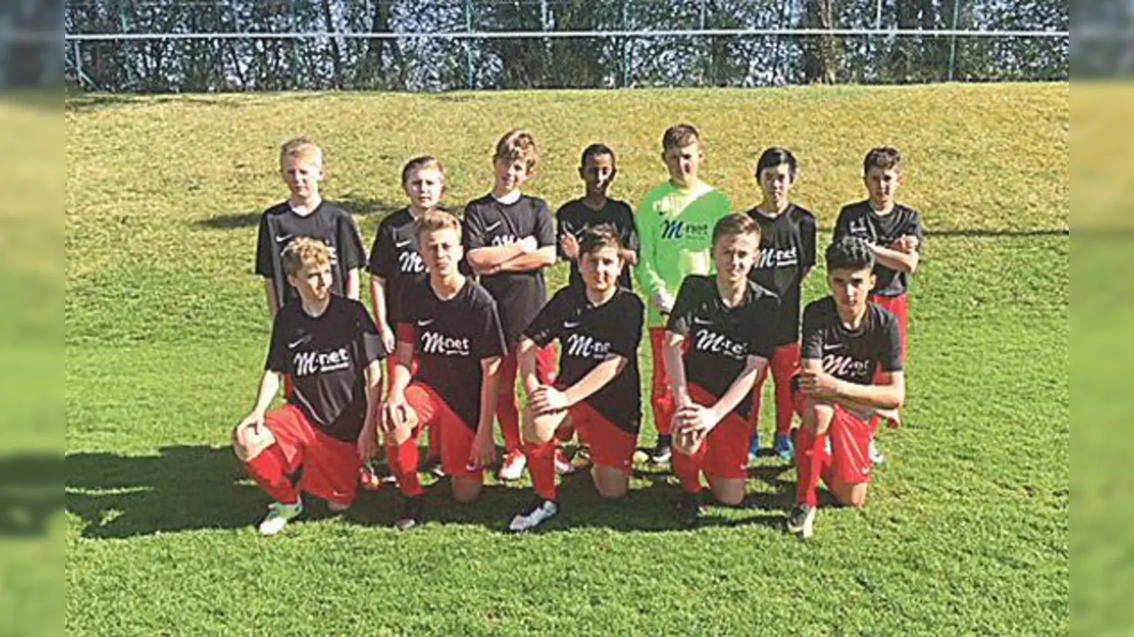 Die Fußball-Mannschaft des DJK Sportbund München Ost spielt künftig im neuen Dress.	 (Foto: oh)