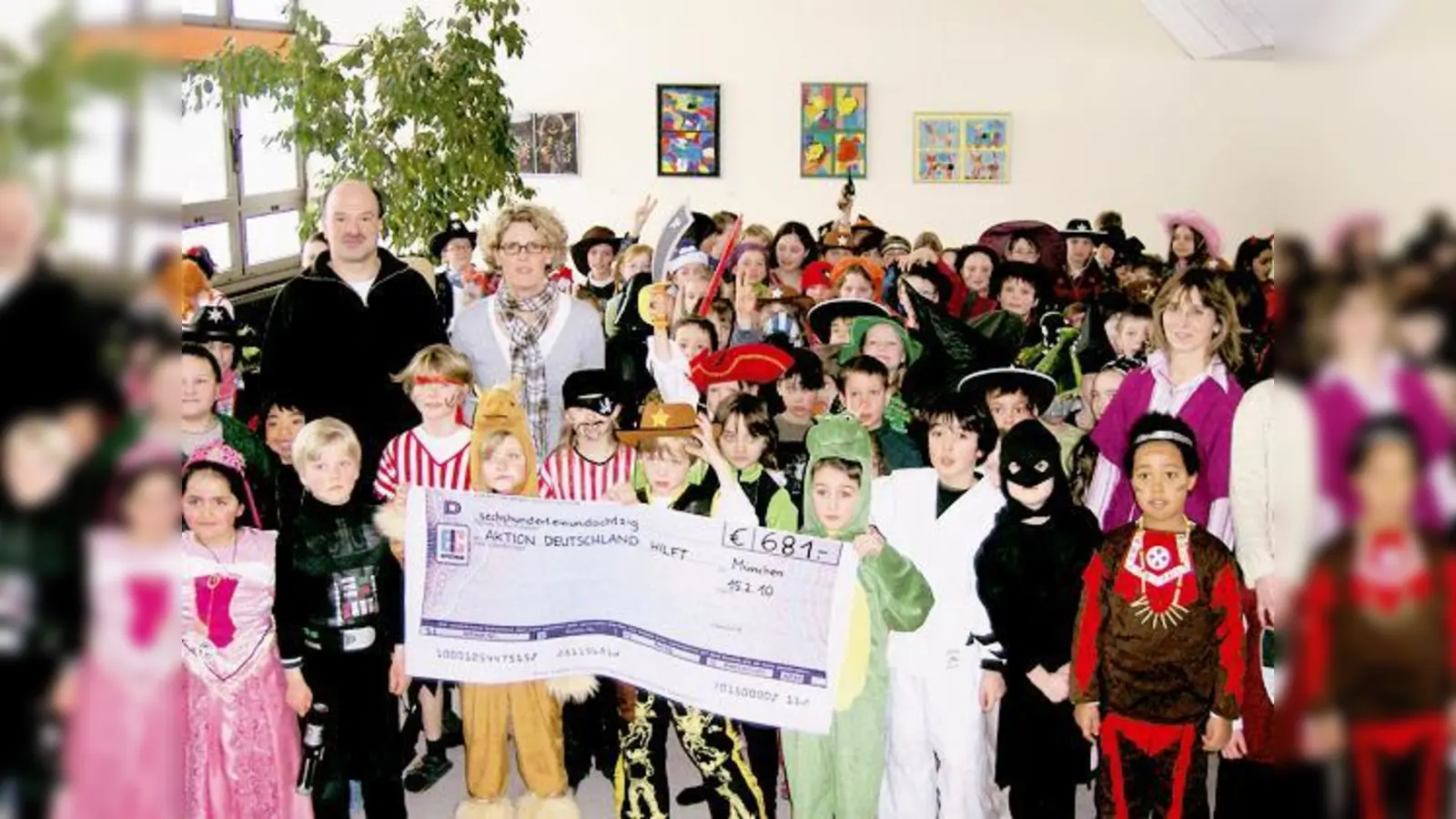 681 Euro brachten die 218 Grundschüler in der Gerastraße für Haiti auf. Elternbeirats-Vorstand Gregori Serafim und Elternbeirätin Beatrix Weber (beide links) freuen sich mit Rektorin Barbara Hoffmann (rechts).	 (Foto: sd)