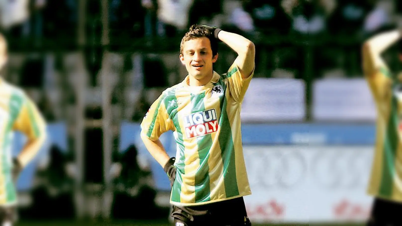 Charilaos Pappas kann es nicht fassen: Nach einem Foul im Mittelfeld sieht er die Rote Karte. 	 (Foto: Anne Wild)