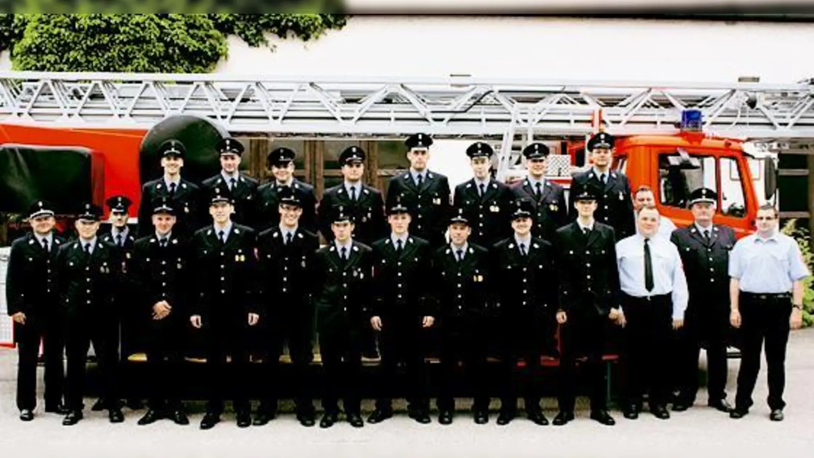 Die erfolgreichen Prüflinge präsentieren sich mit dem Schiedsrichterteam.	 (Foto: FF Eching)