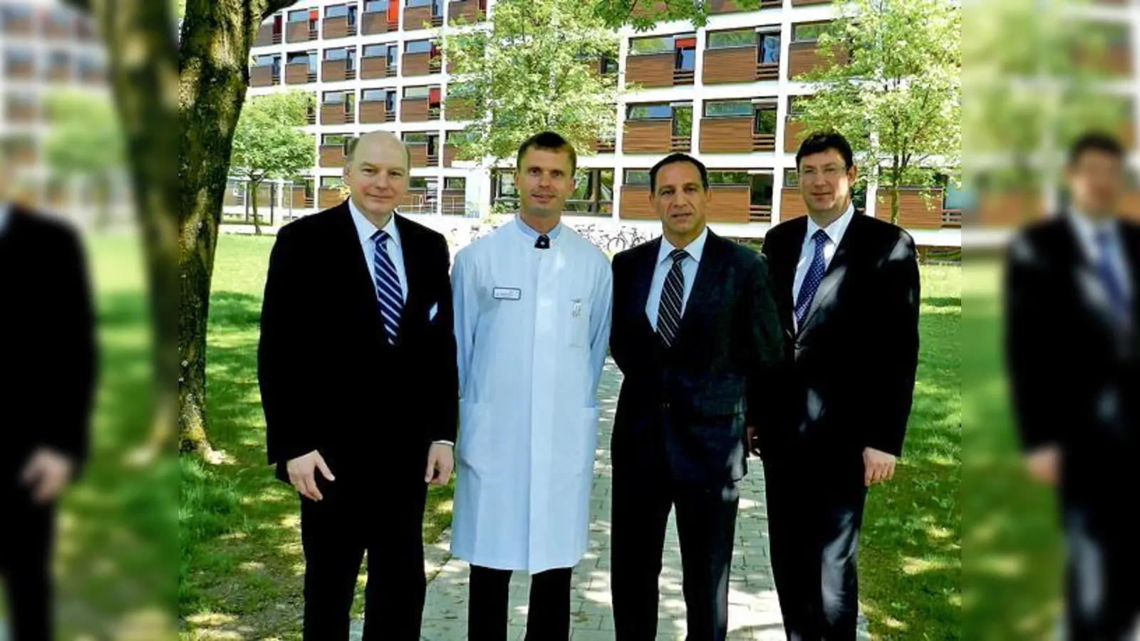 Bei der Vorstellung des neuen Chefarztes: (v.l.n.r.): Sándor Mohácsi (Vorstand), PD Dr. Gerhard Konrad (stv. Ärztlicher Direktor), Dr. Mojtaba Sadeghi (CA Gefäßchirurgie), Martin Bayerstorfer (Landrat).	 (Foto: VA)