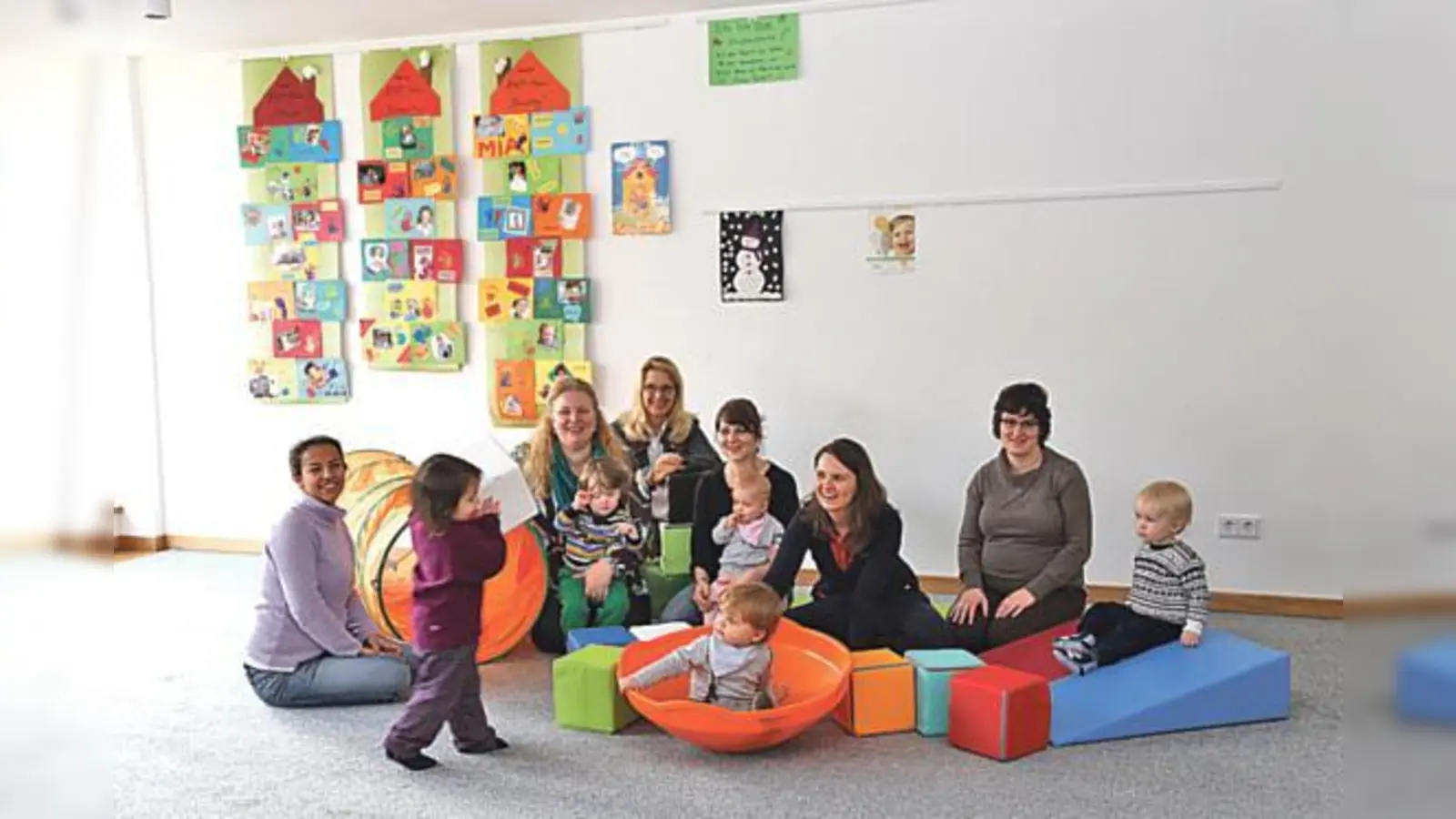 Lustig und farbenfroh sind die Treffen der EKP-Gruppe. Die Leiterin Sabine Steiger (2. v. l.) freute sich über den Besuch von Dagmar Zillgitt (3. v. l.).  (F.: VA)