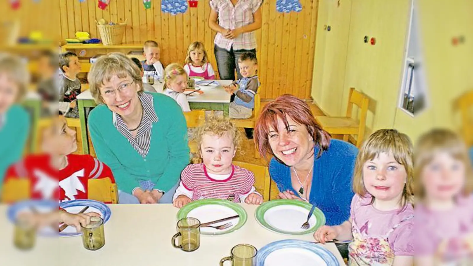 Heide Rieke (links) und Diana Stachowitz mit Kindern der Tagesstätte Edelstein. (Foto: VA)