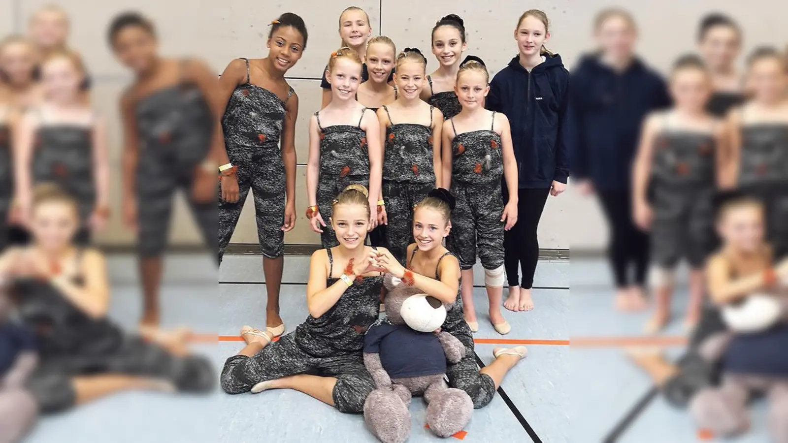 Die Minis im Tanzkostüm.  (Foto: privat)