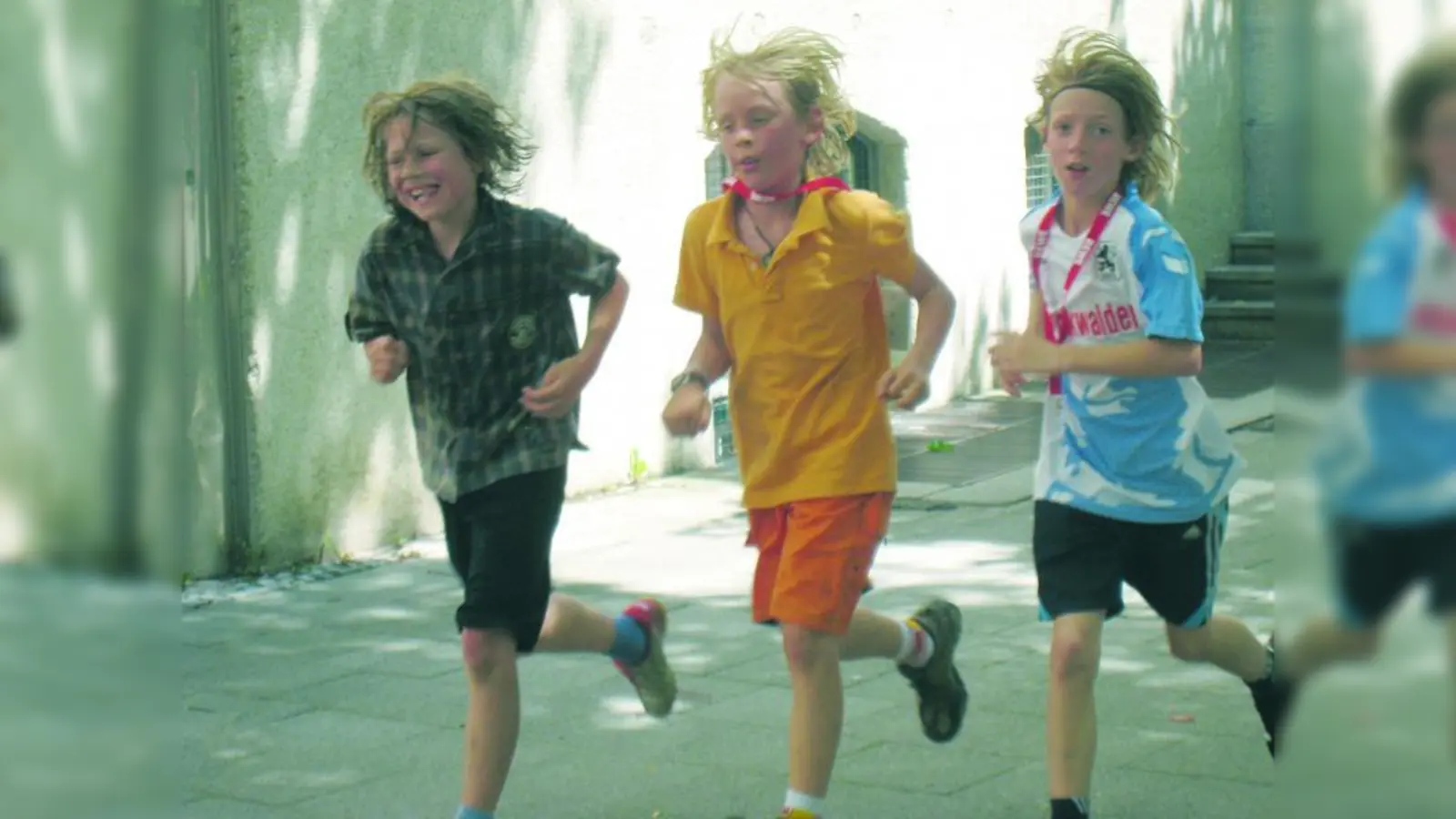 Die drei Buben gehörten zu den besten Läufern. Sie drehten jeweils 21 Runden, was etwa 21,5 Kilometer entspricht. (Foto: Eva Wobido)