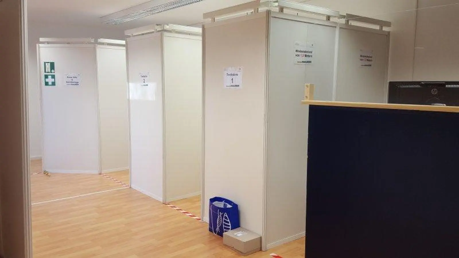 Alles steht bereit für die Corona-Testungen in Neuried. Der Test erfolgt über einen Nasen- oder Rachenabstrich. (Foto: Gemeinde Neuried)