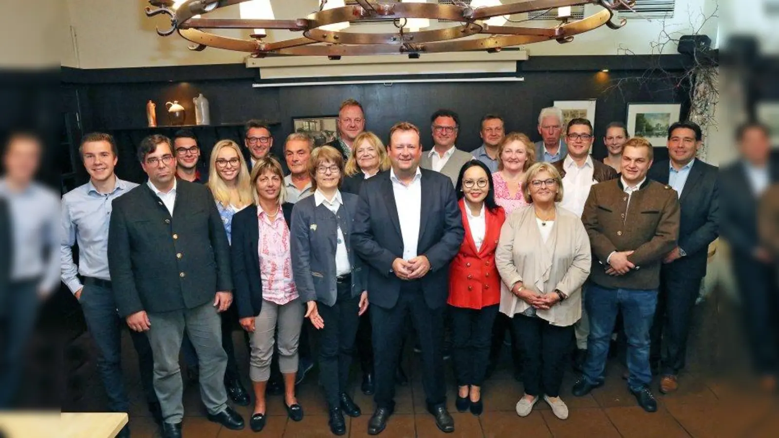 Einstimmige Wahl: Dem Bürgermeisterkandidaten Peter Köstler (vorne Mitte) stehen 23 Listenkandidaten sowie zwei Ersatzkandidaten zur Seite. (Foto: CSU Gräfelfing)