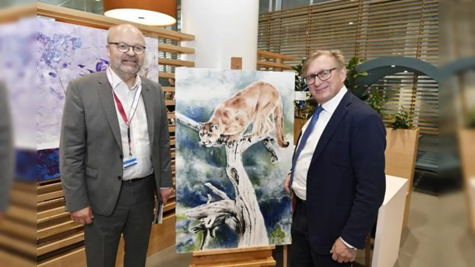 Die Kunstwerke sind im Mitarbeitercasino im Terminal 2 ausgestellt (Foto v.l.n.r: Flughafen-Chef Dr. Michael Kerkloh und Dr. Jochen Walter, Vorstand der Stiftung Pfennigparade). F.: Alex Tino Friedel,  (Foto: Flughafen München GmbH)
