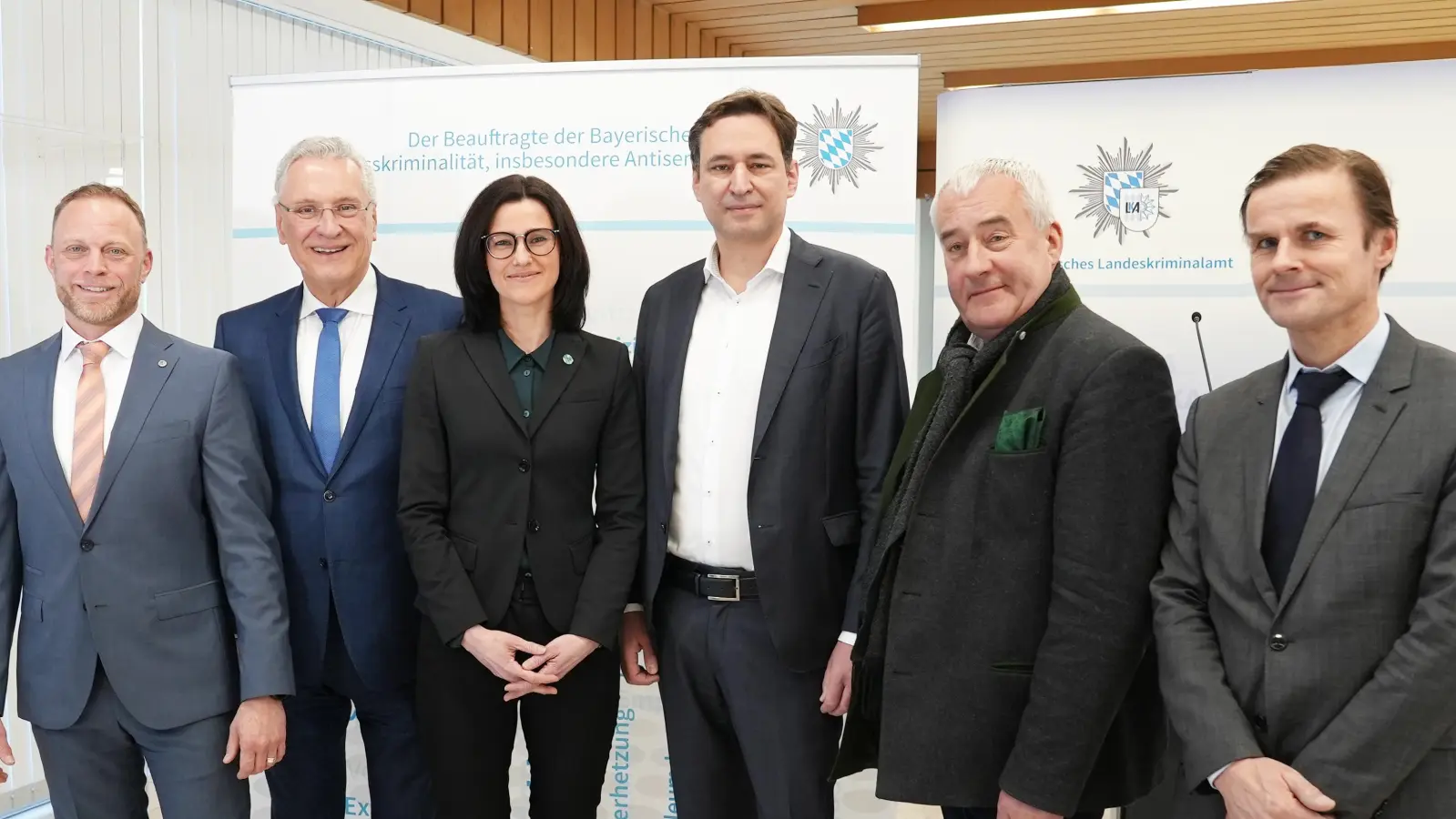 Vereint gegen Hasskriminalität (von links): Kriminaloberrat Michael Weinzierl, Innenminister Joachim Herrmann, Staatsanwältin Teresa Ott, Justizminister Georg Eisenreich, Antisemitismusbeauftragter Ludwig Spaenle und Oberstaatsanwalt Andras Franck.  (Foto: Bayerisches Innenministerium)