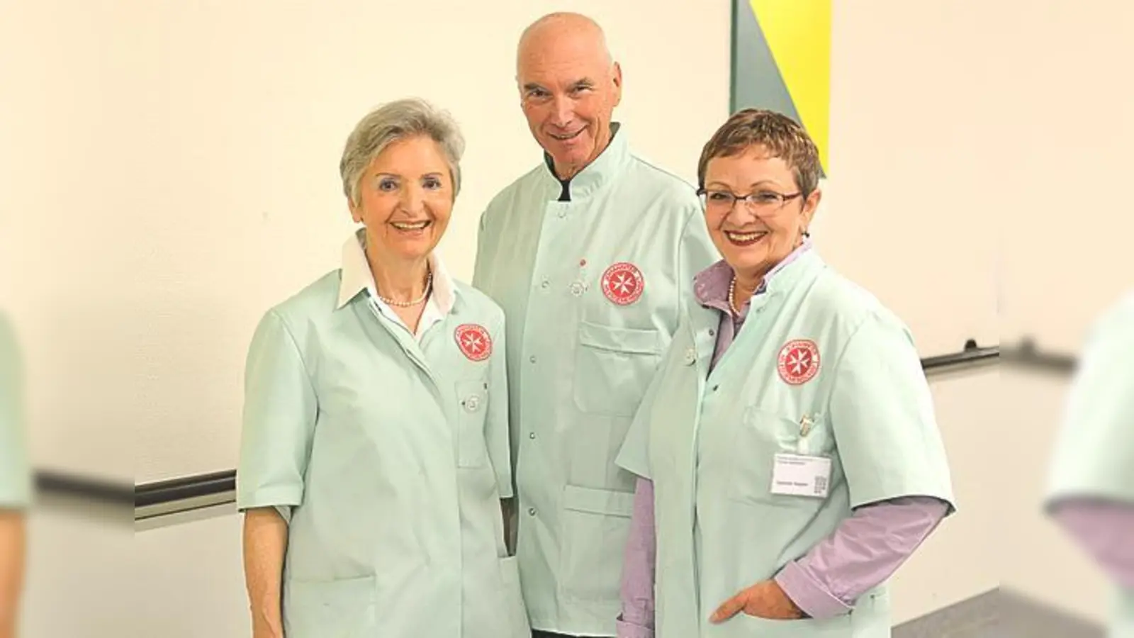 aGrüne Damen und Herren im Klinikum Bogenhausen: Ihr Anliegen ist es, Zeit zu schenken  durch ein aufmunterndes Gespräch am Krankenbett oder indem sie einfach nur zuhören. 	 (Foto: KH)