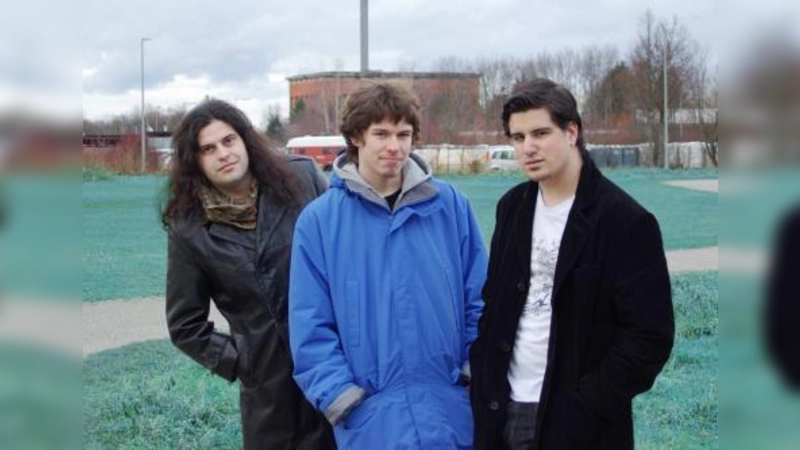 Soundary – das sind (von links) Michele Angelini (Gesang, Gitarre, Mundharmonika), Alec Lewis (Schlagzeug, Gesang, Keyboards-Synth-Klavier) und Philipp Stadler (Bass, Gesang, Orgel). (Foto: pi)