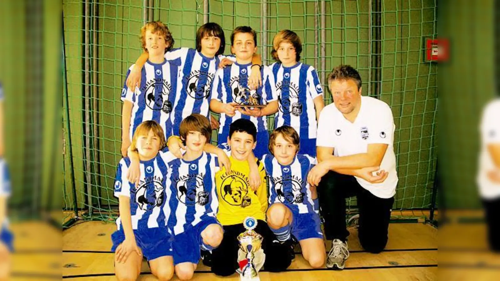 Lorenz, David, Amar und Alex (oben), sowie Lukas, Raphael, Ismael, Tobi und Coach Michi Franke (unten, jeweils von links) waren erfolgreich. 	 (Foto: Privat)