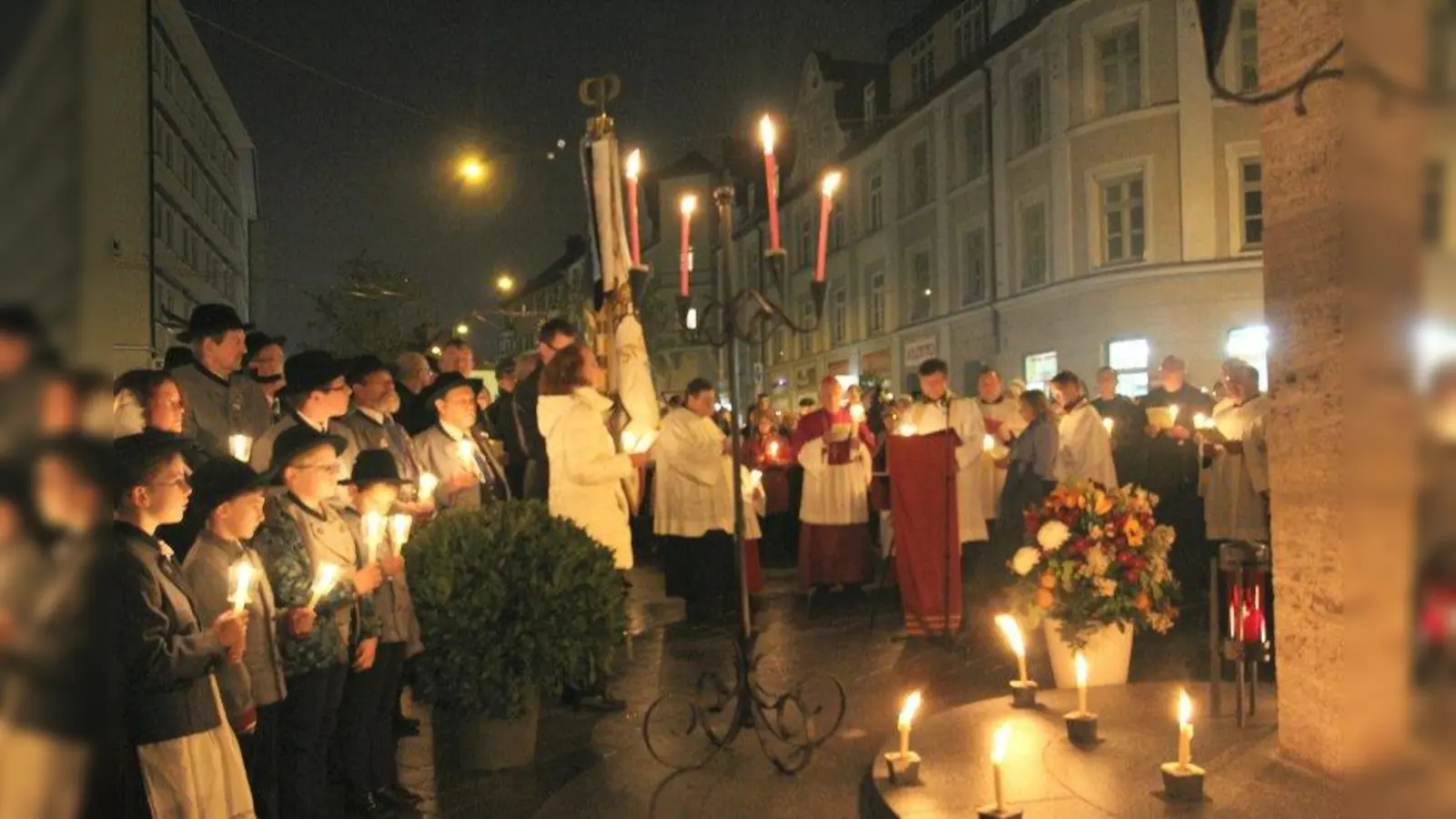 Weihbischof Engelbert Siebler weihte den Pasinger Marienplatz und die Mariensäule. (Foto: us)