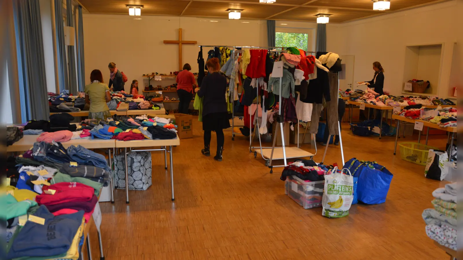 Beim Basar gibt es (fast) alles, was die Kleinen und Großen im Herbst und Winter brauchen. (Foto: VA)