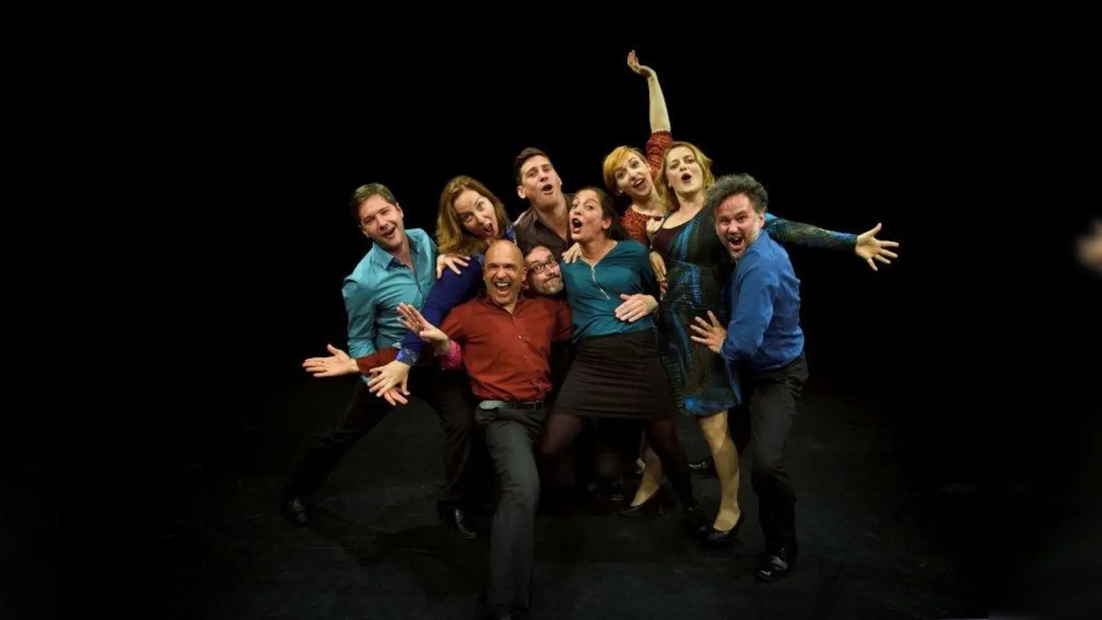 Das Ensemble des fastfood theaters erfindet das Improvisationstheater an jedem Abend neu unter dem Motto: Mit dem Zufall ringen und sich nicht von ihm bezwingen lassen. (Foto: Volker Derlath/fastfood theater)