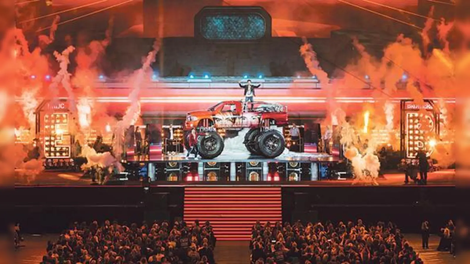 Wie aus dem Nichts lassen die Ehrlich Brothers einen Monstertruck auf der Bühne erscheinen.	 (Foto: © Sebastian Konopix)