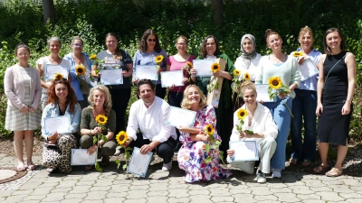 Stolze Dozentinnen: Janine Beier-Seifert (ganz links) und Sandra Timm (ganz rechts) mit Teilnehmenden der Qualifizierung zur Pädagogischen Fachkraft. (Foto: BRK Starnberg)
