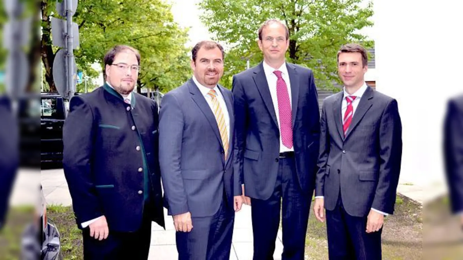 Hoher Besuch am Helmholtz Zentrum: (v. l.) Dr. Ulrich Zißler (Helmholtz), Florian Hahn MdB, Prof. Dr. Carsten Schmidt-Weber und Forschungs-Staatssekretär Stefan Müller MdB.	 (Foto: VA)