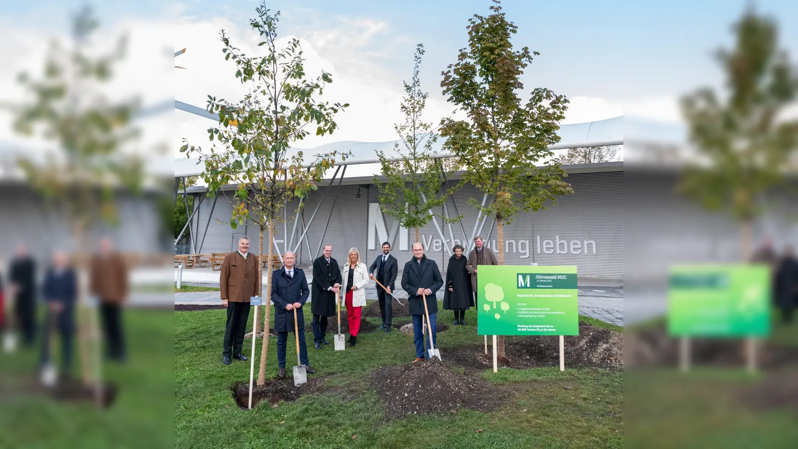 Symbolischer Spatenstich zum Start des Klimawald-Projektes: Dr. Josef Schwendner, Jost Lammers, Max-Georg Graf von Arco auf Valley, Ulrike Scharf (CSU, MdL), Tristan A. Foerster, Staatsminister Albert Fueracker (CSU), Graefin Monica von Arco auf Valley und Carl-Alfred Graf v. Soden-Fraunhofen (v.li.). (Foto: Stephan Goerlich/FMG)