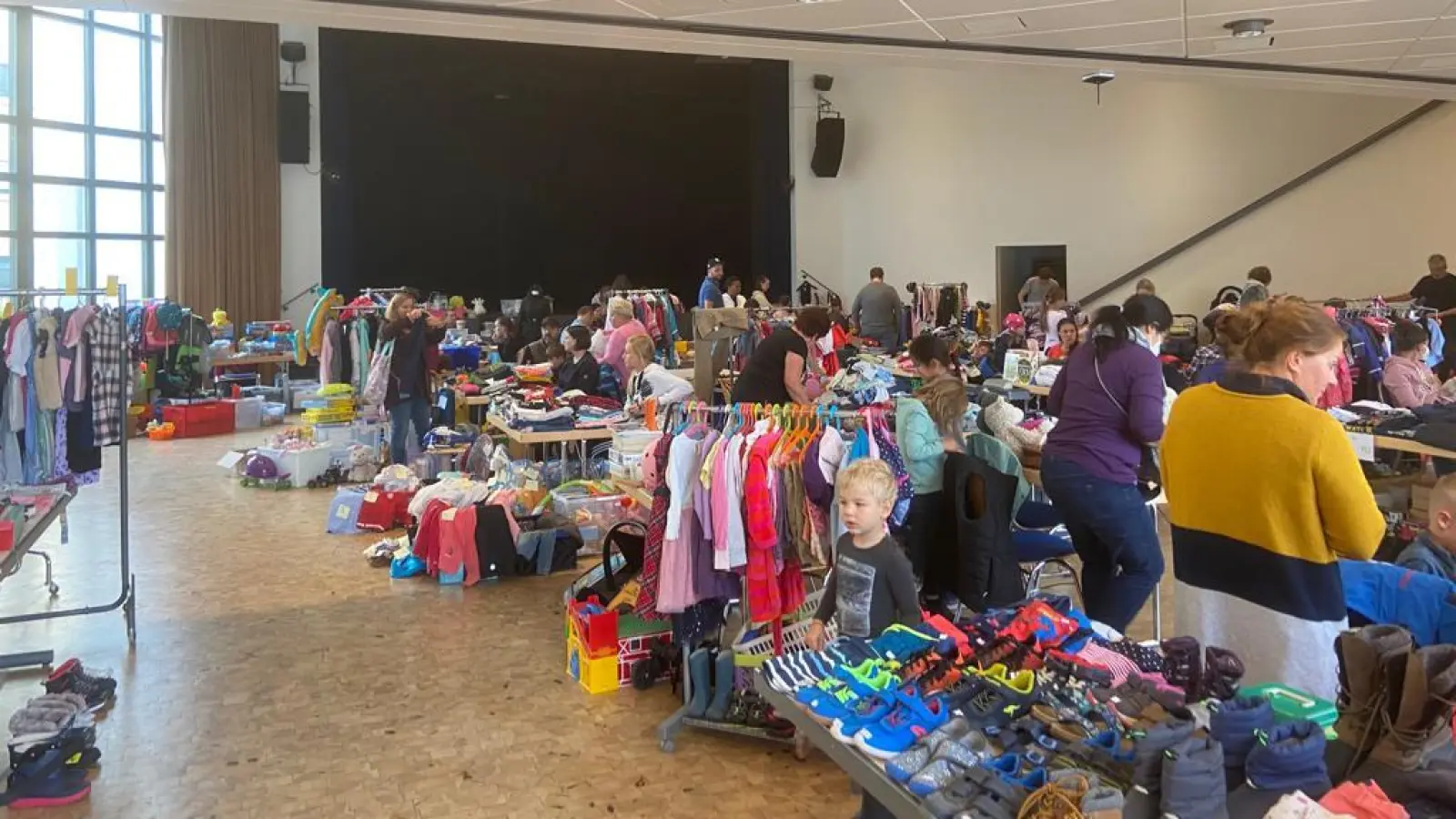 Alles rund ums Kind kann man beim Flohmarkt erwerben.  (Foto: BILDRECHTE KOMMEN NOCH)