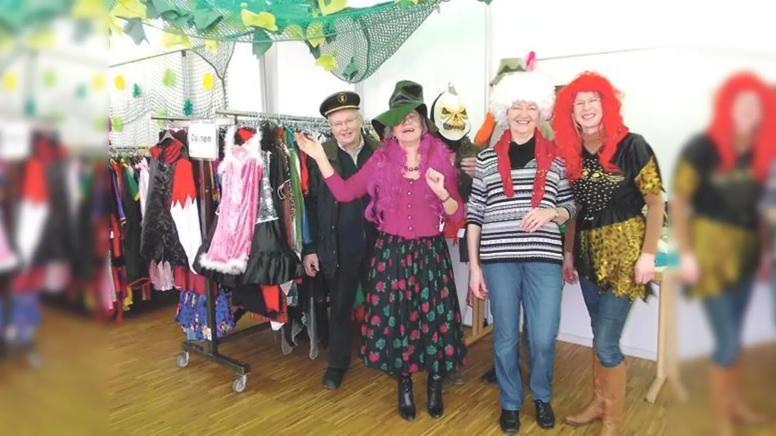 (v. li.) Franz Schmid, Eva-Maria Bauer, Manuela Riederer, Gabi Schlick und Birgit Smuda haben ihr Faschingskostüm auf dem großen Secondhand-Faschingsmarkt in  Ottobrunn gefunden. 	 (Foto: va)