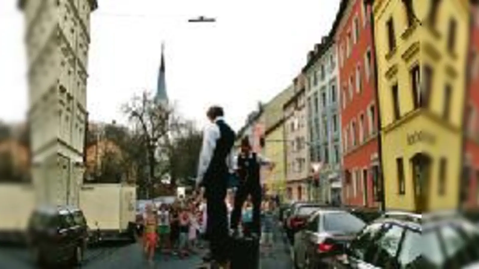 In der Kirchenstraße liegt der Ursprung Haidhausens und dort wird im Oktober gefeiert  bei schönem Wetter draußen. Beim »Lenzbauern« (linkes Haus) kehrten bis ins 18. Jahrhundert die Salz- und Holzfuhrwerksleute ein. 	 (Foto: ms, Archiv)