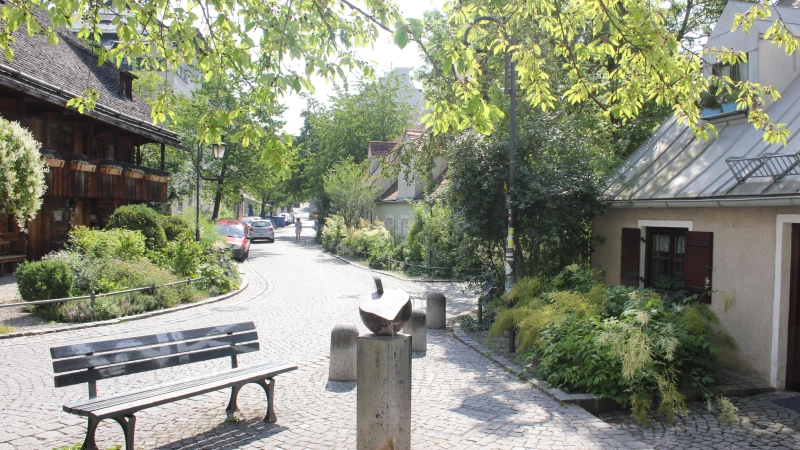 Die Preysingstraße in Haidhausen. Links ist der Kriechbaumhof zu erkennen, rechts das Üblacker-Häusl. (Foto: bs/Archiv)