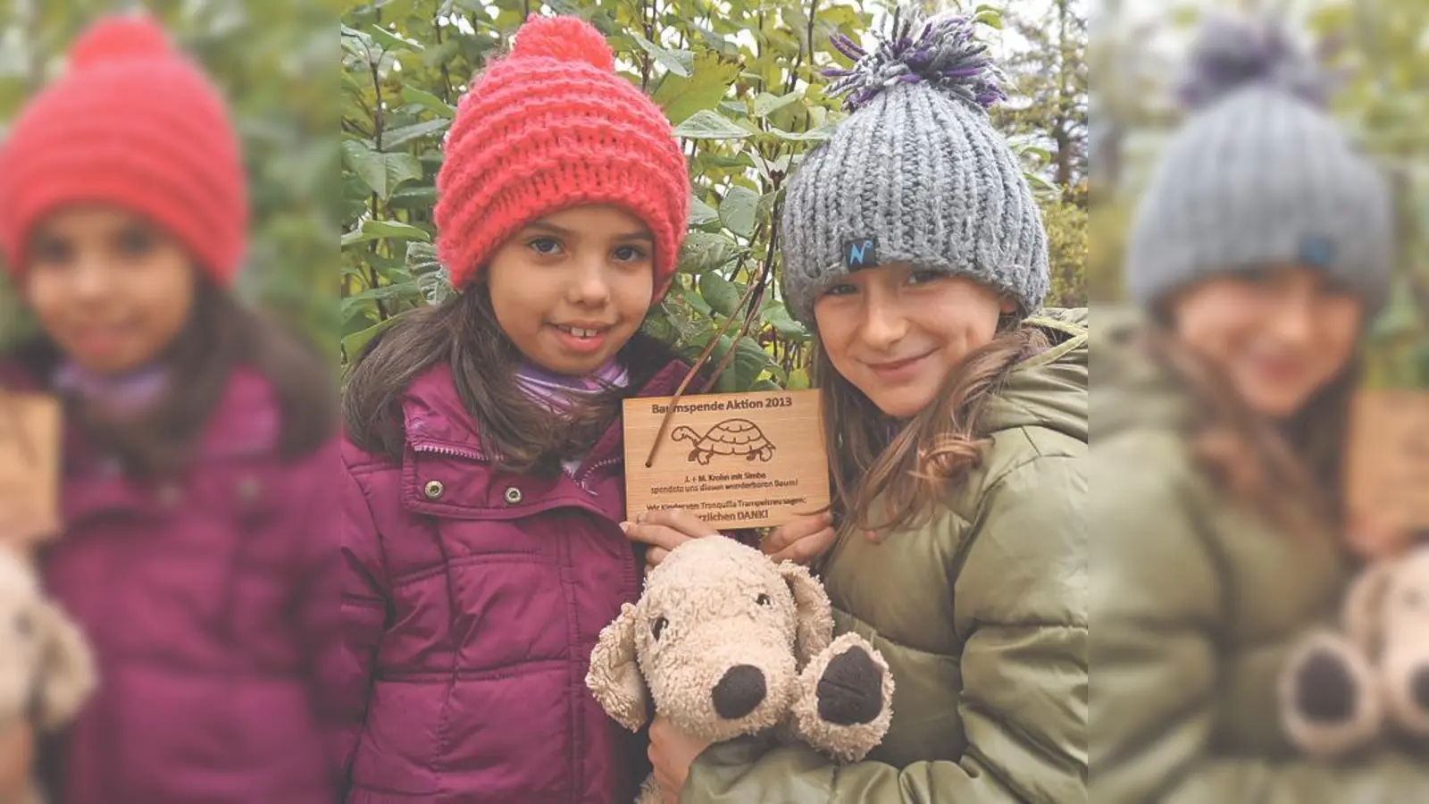 Die Kinder dankten den Baumspendern mit individualisierten Holztäfelchen.	 (Foto: INTEGRA e.V.)