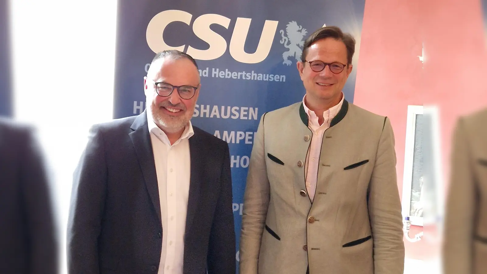 Hans-Jürgen Schreier (links) mit CSU-Ortsvorsitzendem Clemens von Trebra. (Foto: dek)