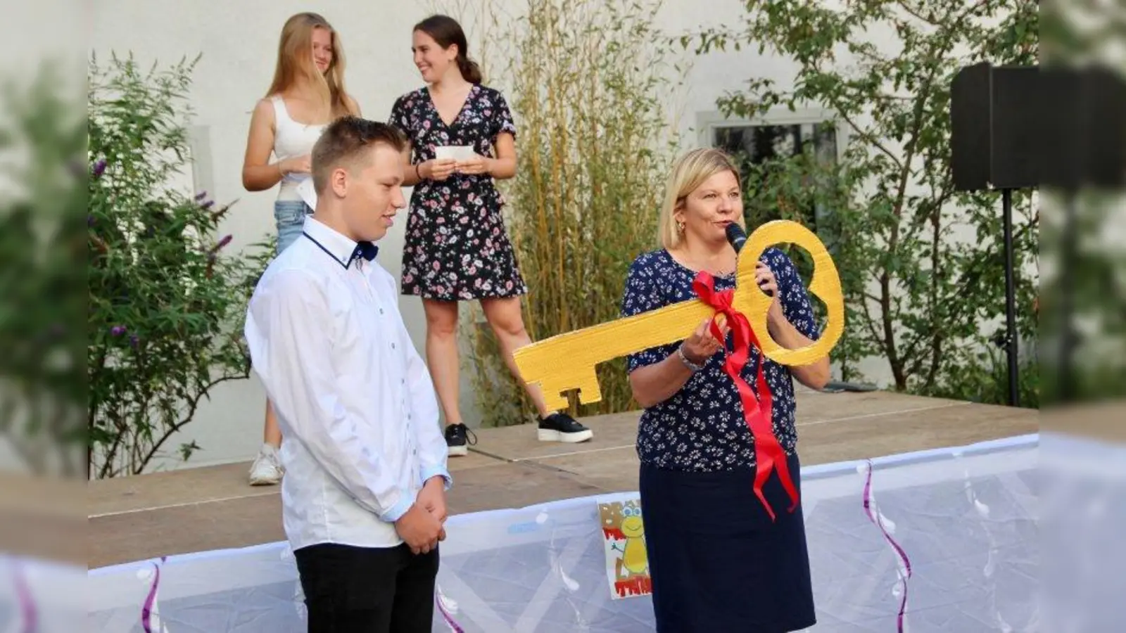 Megaprojekt am Ende des Schuljahres: Schulleiterin Sigrid Fischer-Jokl übergab dem „Brändland”-Präsidenten Luis Pack den Schlüssel. (Foto: us)