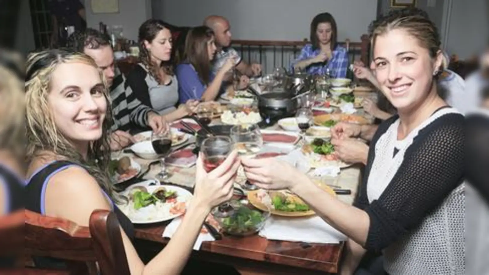 Ein geselliges Essen mit gutem Wein gehört zu den schönsten Unternehmungen mit Freunden. (Foto: pololia - Fotolia.com)