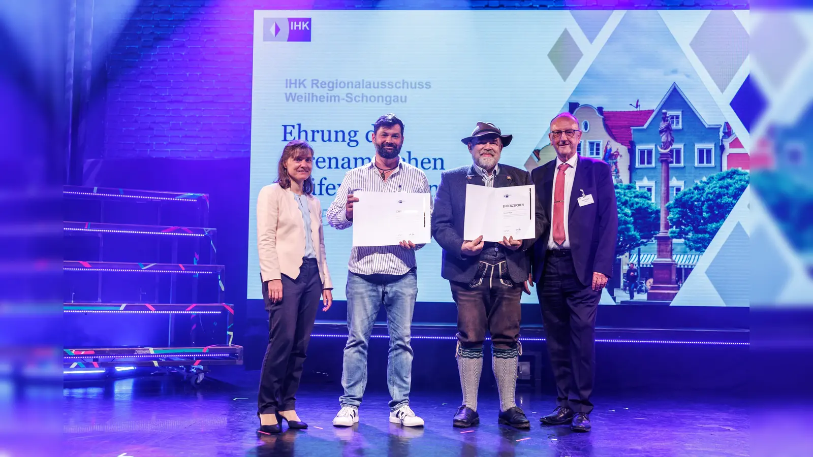 Freude bei der Auszeichnung (v.l.): Veronika Böllmann (IHK-Geschäftsstelle Weilheim), Thomas Kollek, Alexander Wagner und Reinhard Häckl (Vorsitzender IHK-Regionalausschuss Landsberg). (Foto: Matthias Balk/IHK)