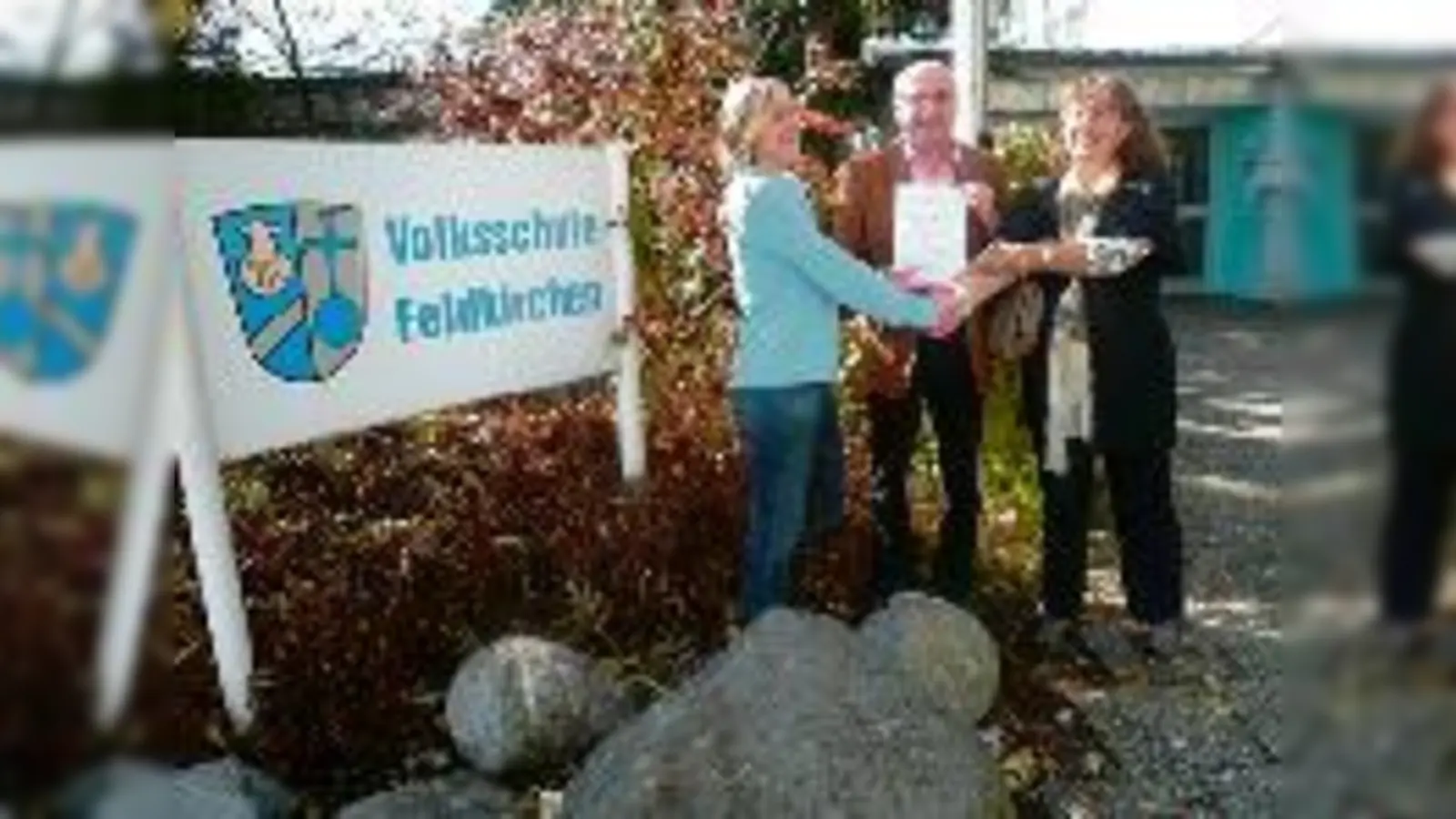 Der Direktor der Feldkirchner Grundschule und die 1. Vorsitzende des TSV Feldkirchen Brigitte Pfaffinger bedanken sich bei Birgit Conrad (re.) für die geleistete ehrenamtliche Tätigkeit.  (Foto: Verein)